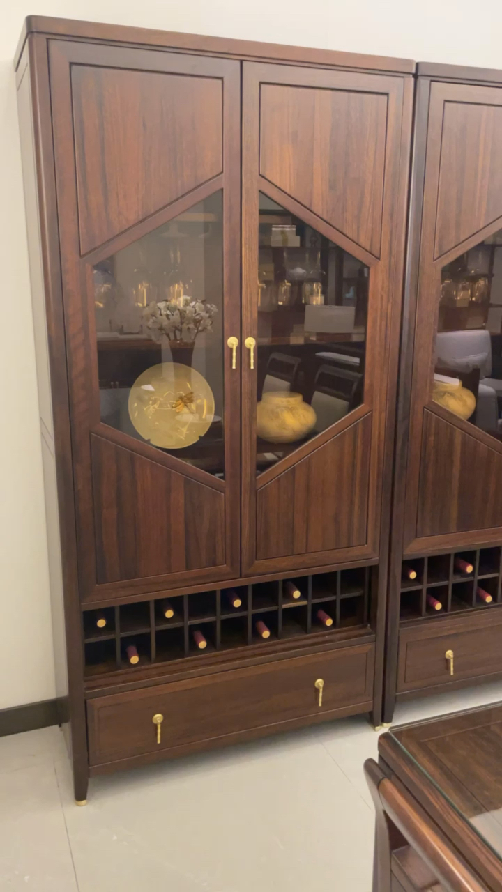 新中式#简洁大方的中式酒柜,它的对称设计以及简洁的线条,整个空间