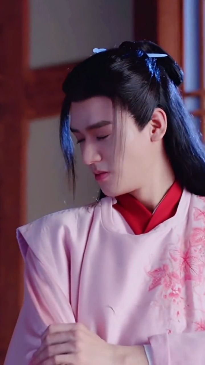 穿粉色衣服,做着最霸气的动作,这个抬手我爱了#龚俊#古装男神-度小视