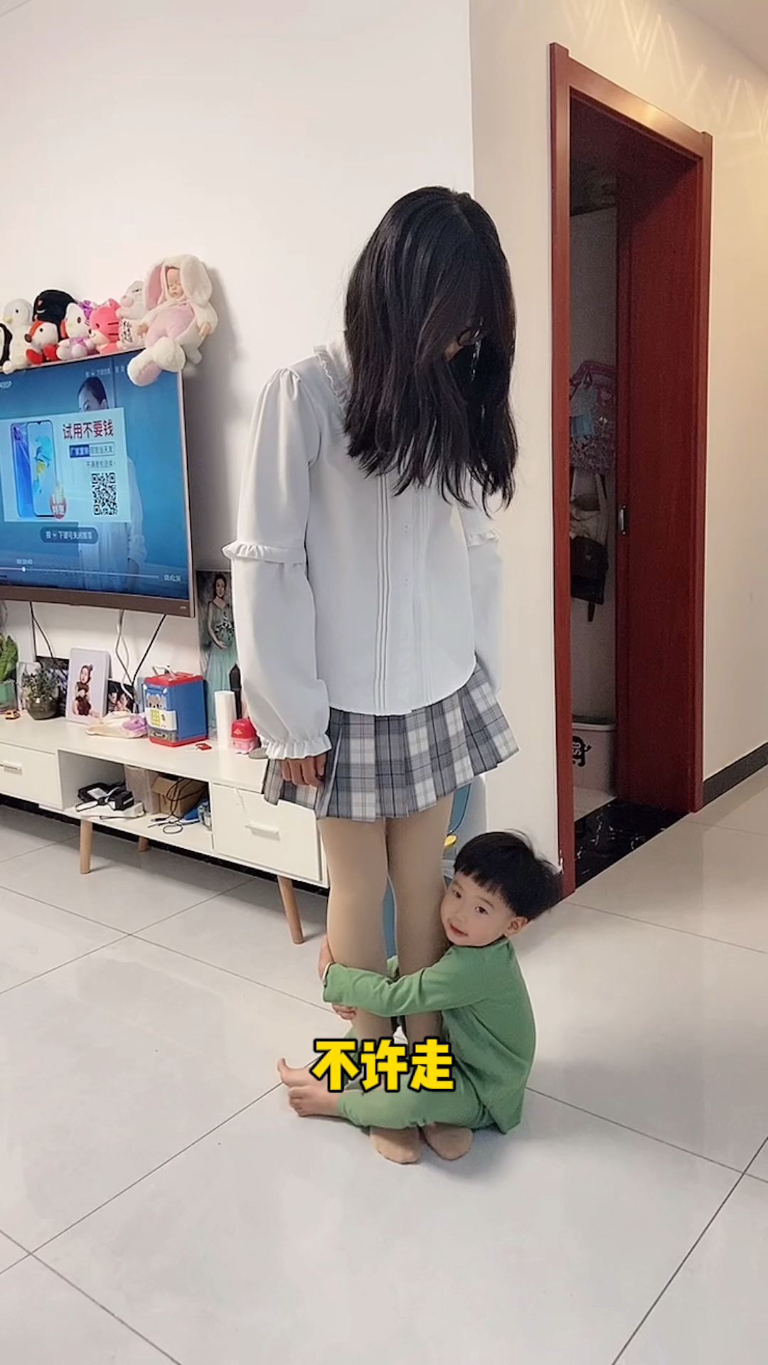 姐弟搞笑这弟弟真是为姐姐操碎了心