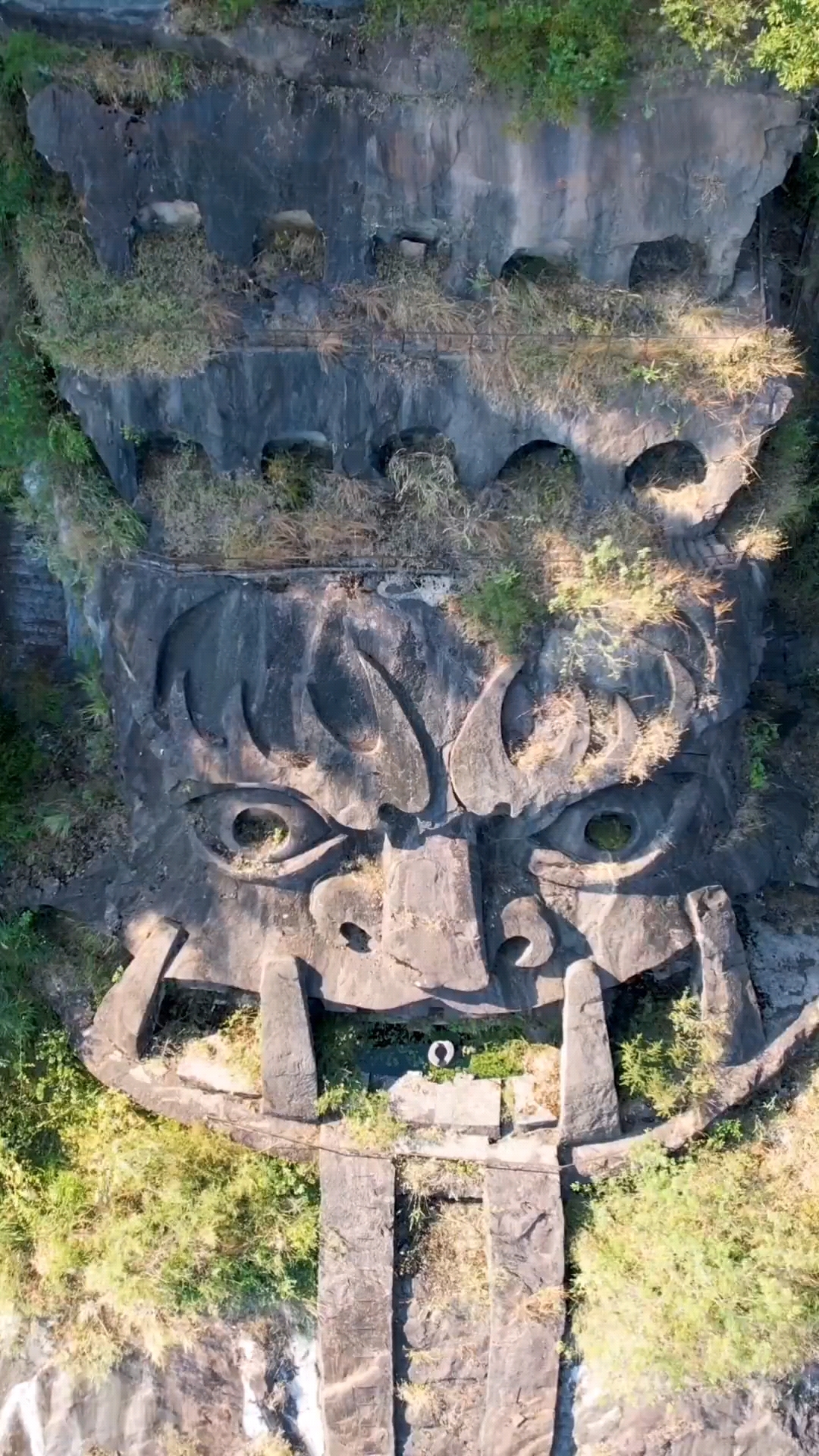 重庆丰都鬼王石刻,高138米,宽217米,世界第一大鬼,你敢来吗?