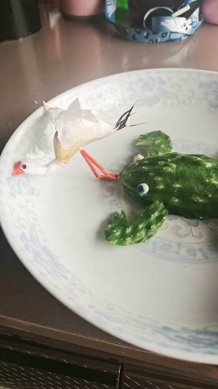 今天让你们见识一下什么叫癞蛤蟆想吃天鹅肉,从脚开始你总飞不了.