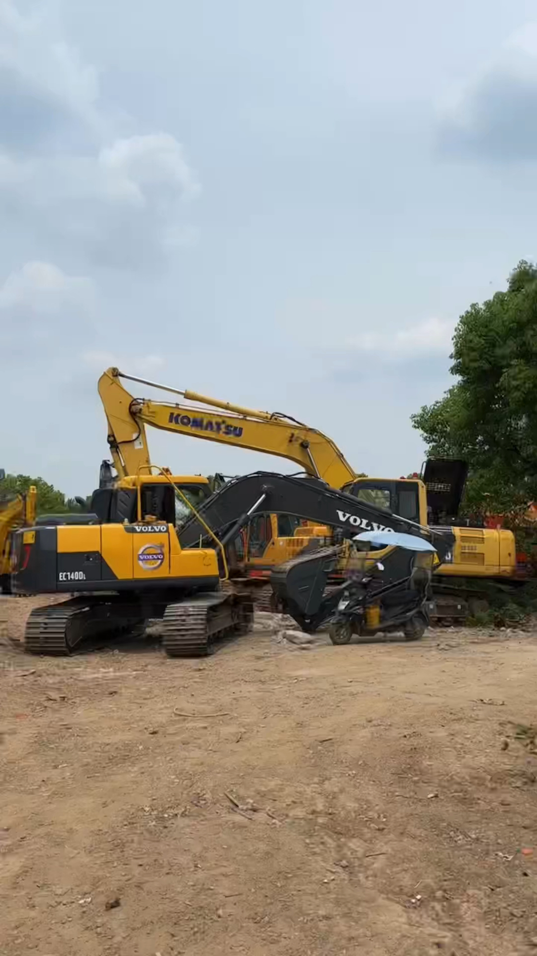 二手挖掘机个人#沃尔沃140挖掘机马上安装炮管炮锤,真奢侈-度小视