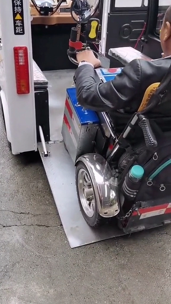 轮椅出行#什么叫子母车,能像妈妈的怀抱一样带着孩子挡风遮雨,祝溉