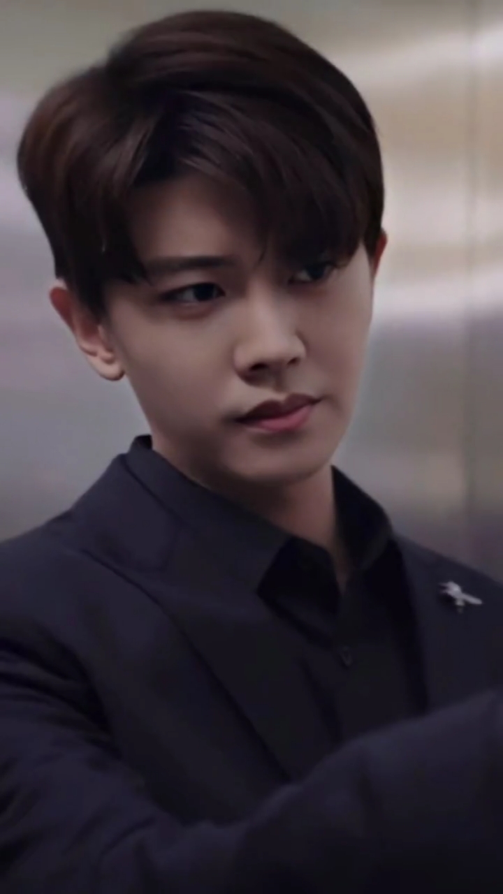 任嘉伦#乌鸦小姐与蜥蜴先生#来了来了他来了,会放电的顾总顾川来啦!