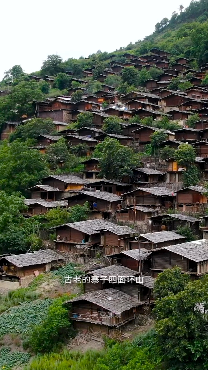 云南大山深处的傈僳族山寨129户人家居住在一片斜坡上房子依山而建极
