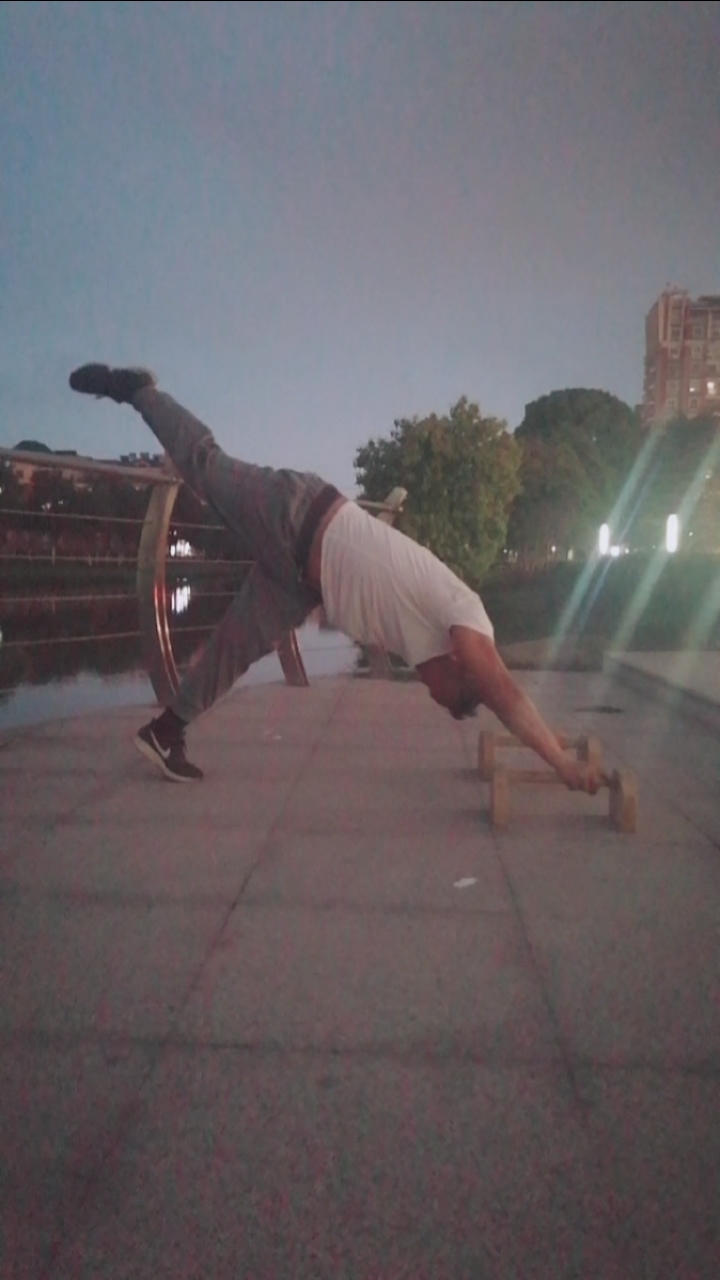 健身宁教练传递健身正能量#单腿下犬式