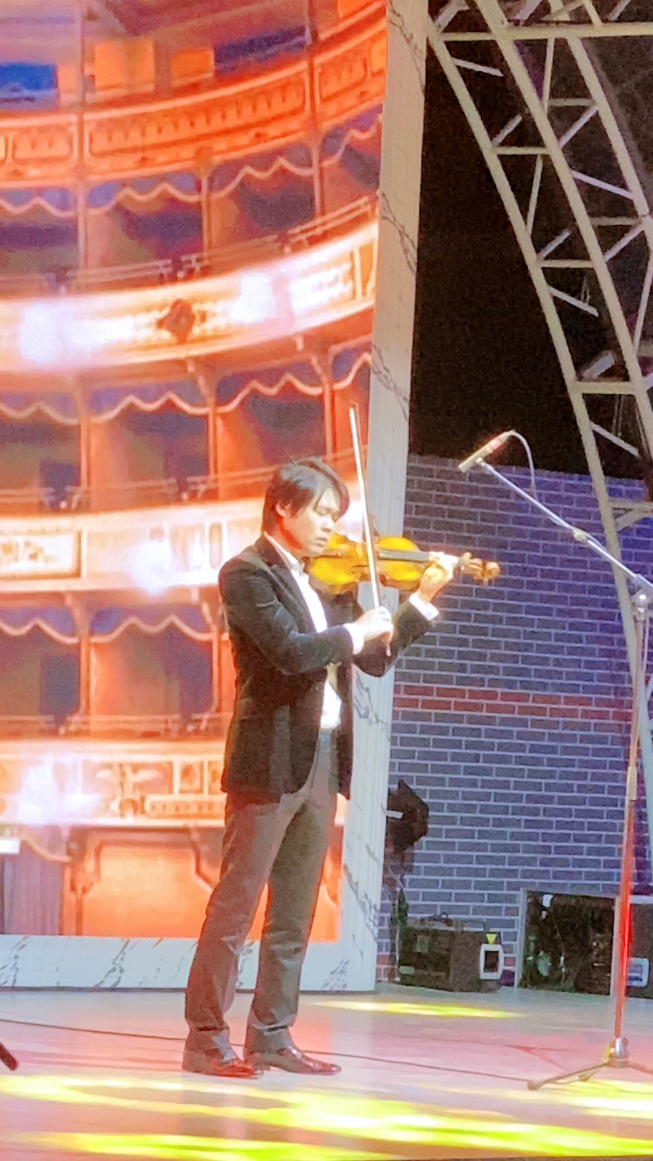 小提琴小提琴大师黄蒙拉现身今潮8弄艺术季现场演奏梁祝选段技惊四座