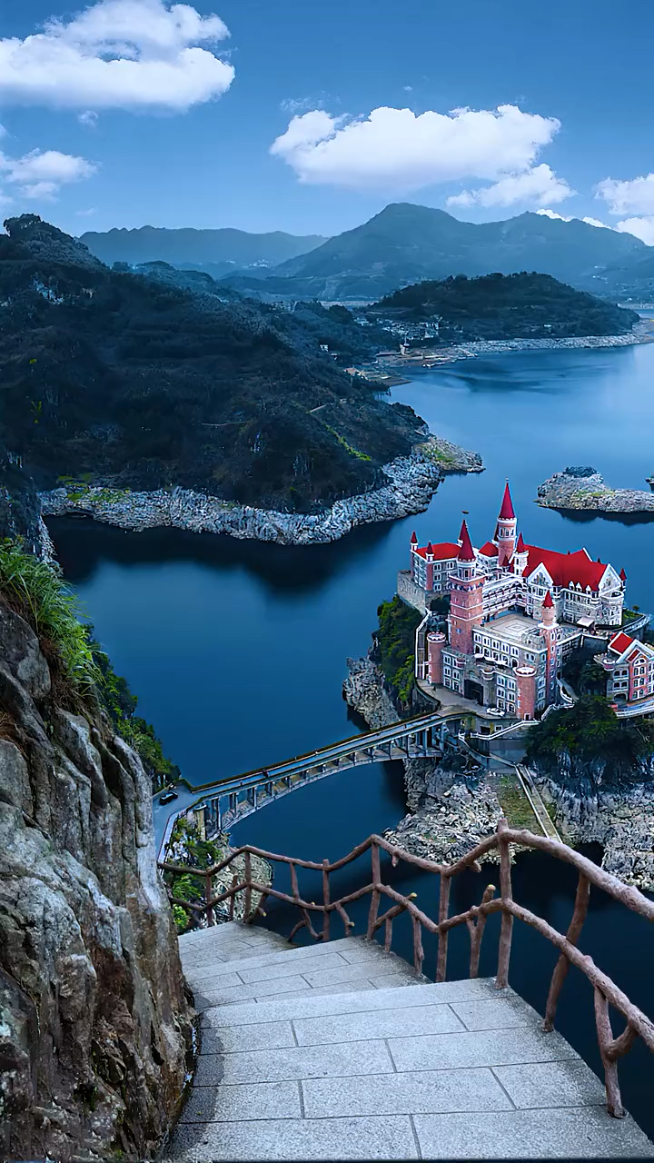 这不是欧洲,在贵州的大山深处,有一处山顶城堡,神秘而奢华