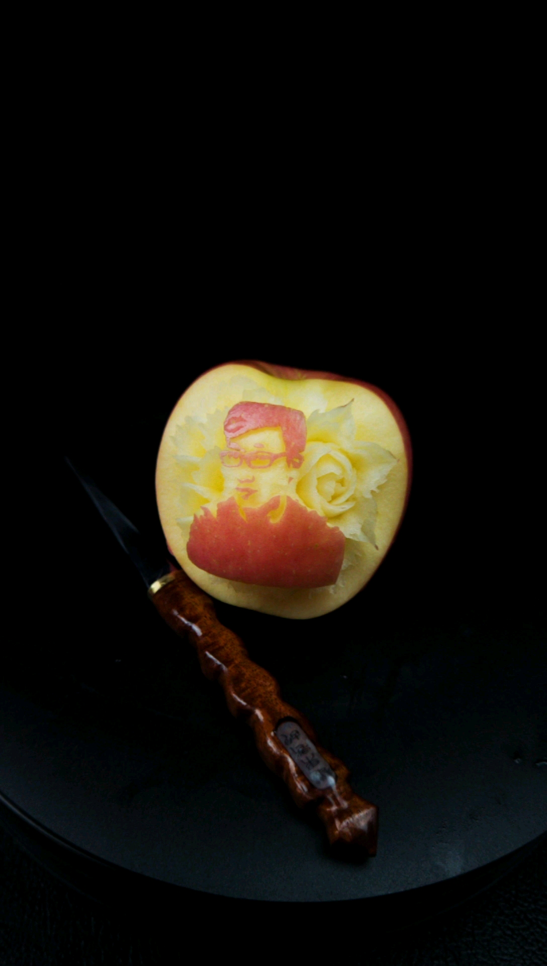 果蔬雕刻师用苹果雕刻出自己的样子,有七分相似