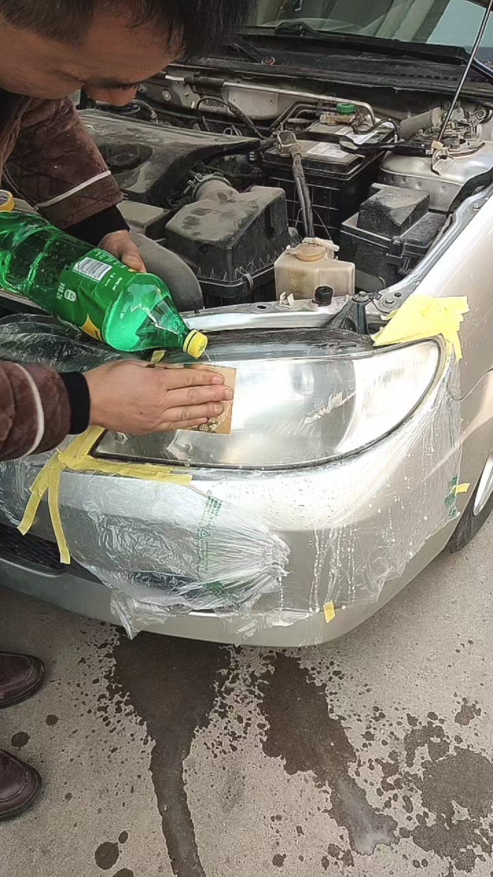 一瓶可乐解决大灯不亮,你学会了吗?