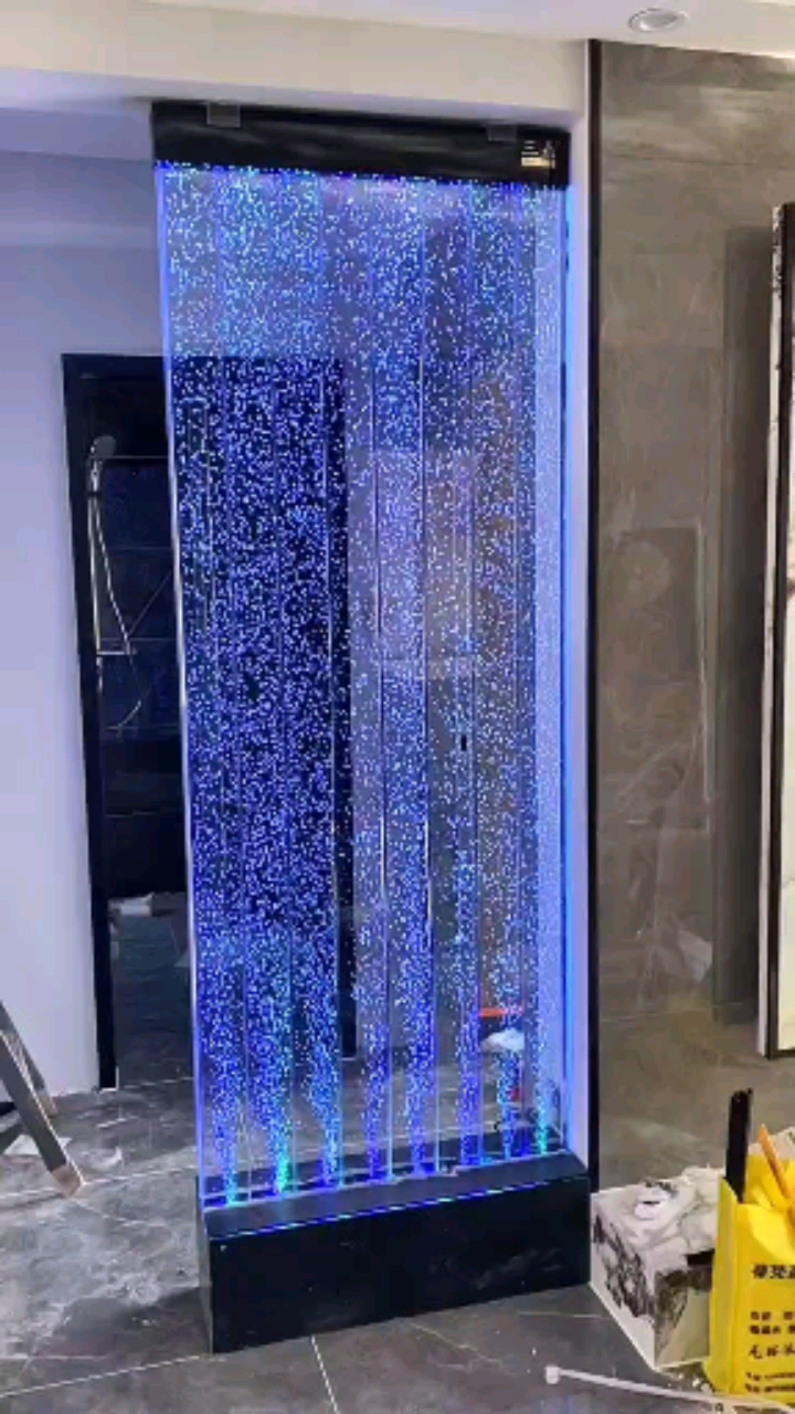 水幕隔断屏风,具有流水生财之寓意,采光布局效果