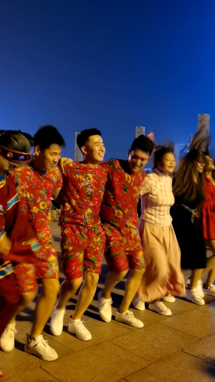 七月#福娃们和美女甩头舞跳起来