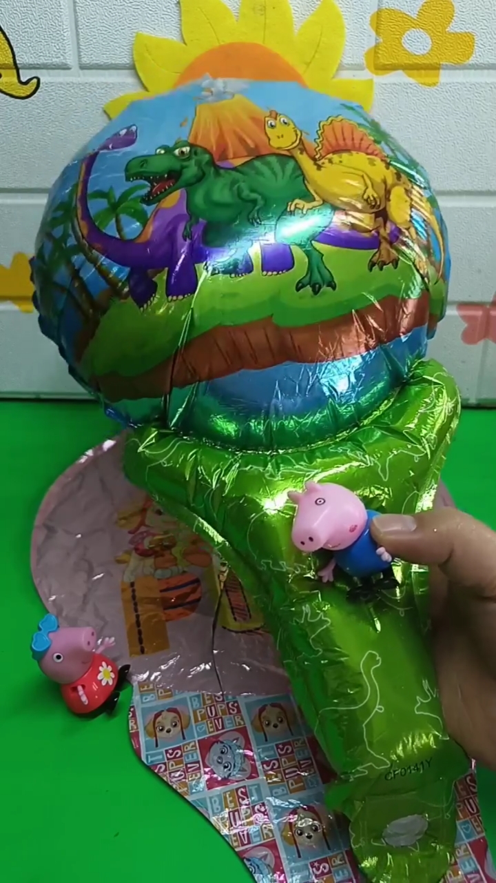 佩奇送给乔治一个恐龙气球!