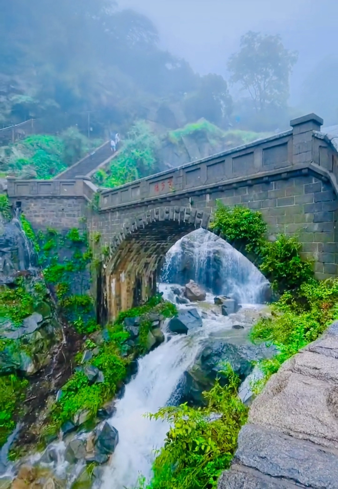 雨中泰山#飞流瀑布,云雾缭绕,人间仙境