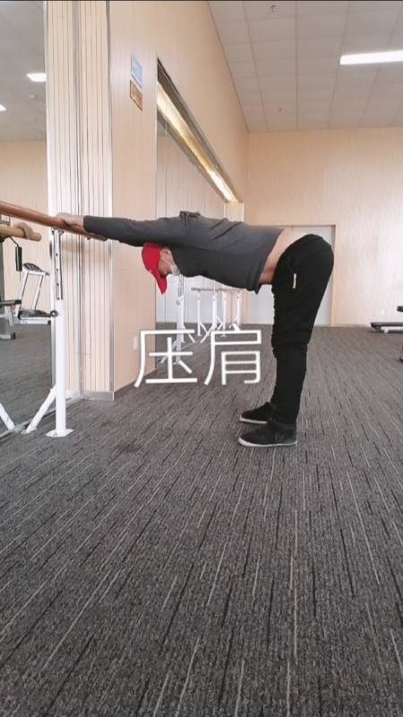 健身宁教练传递健身正能量#压肩