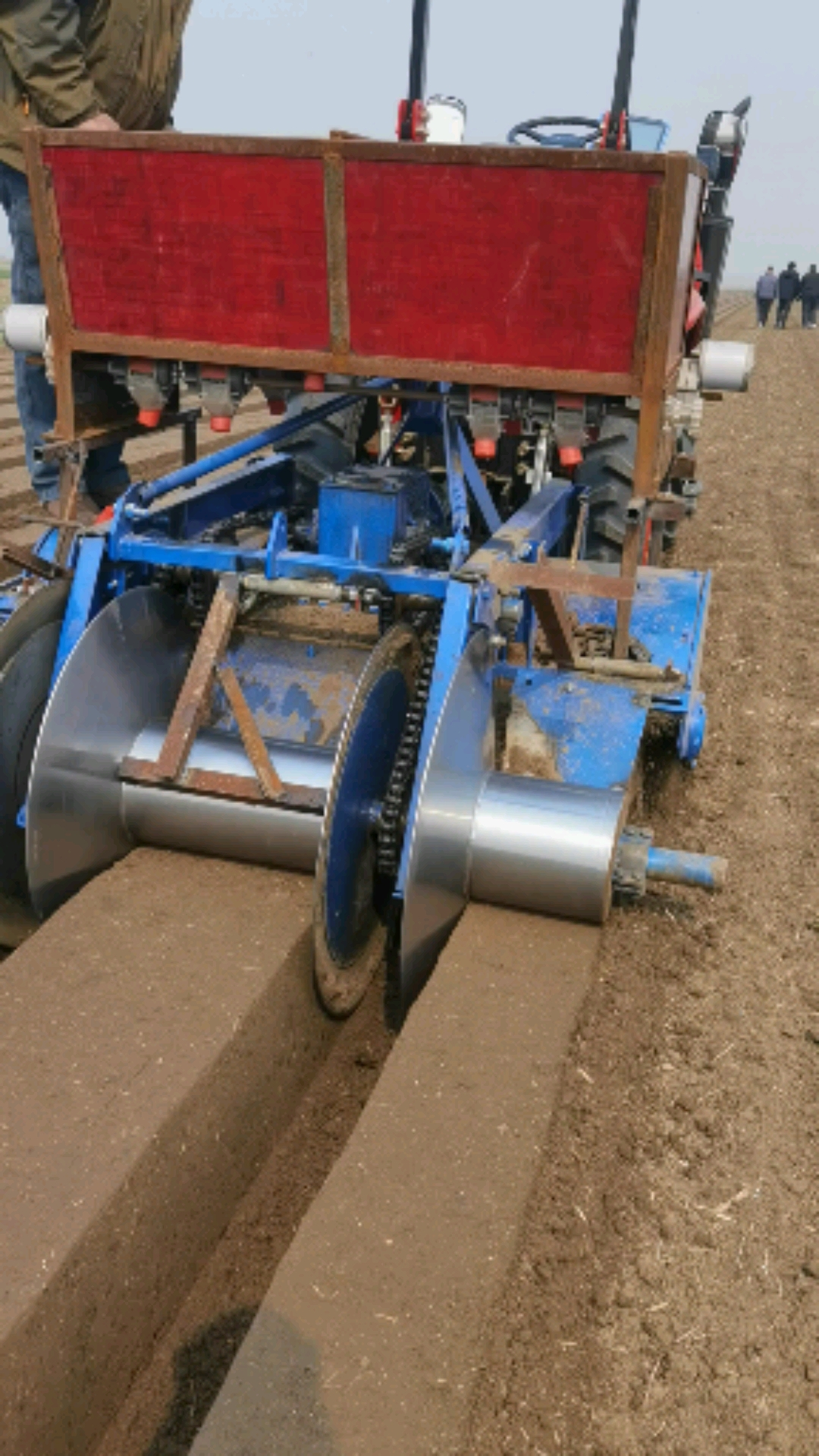 开沟机#大葱大姜草莓起垄机开沟起垄机可以根据尺寸定做-度小视