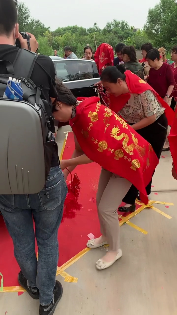 这样接新娘子进们的习俗你见过吗?快来沾沾喜气吧!