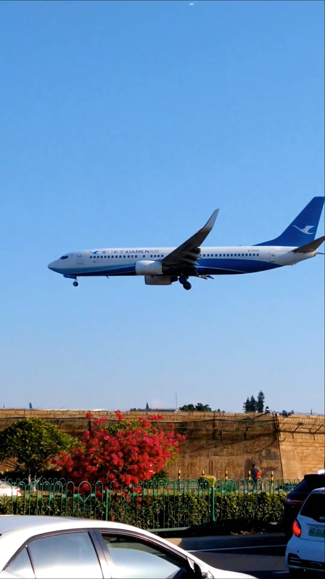 飞机#实拍飞机横穿马路降落瞬间,为数不多可以这样子看飞机的地方.