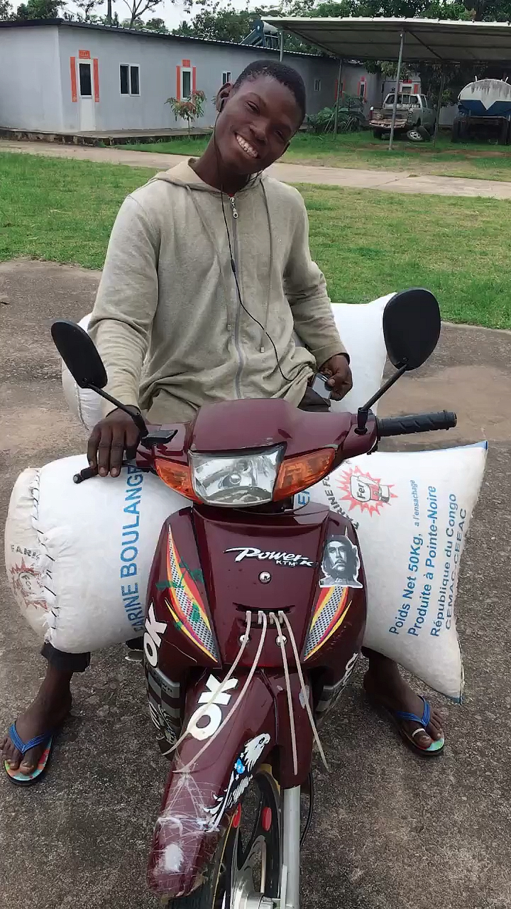 带上全民去旅行#勤劳致富这句话在任何地方都适用,勤劳的非洲小哥