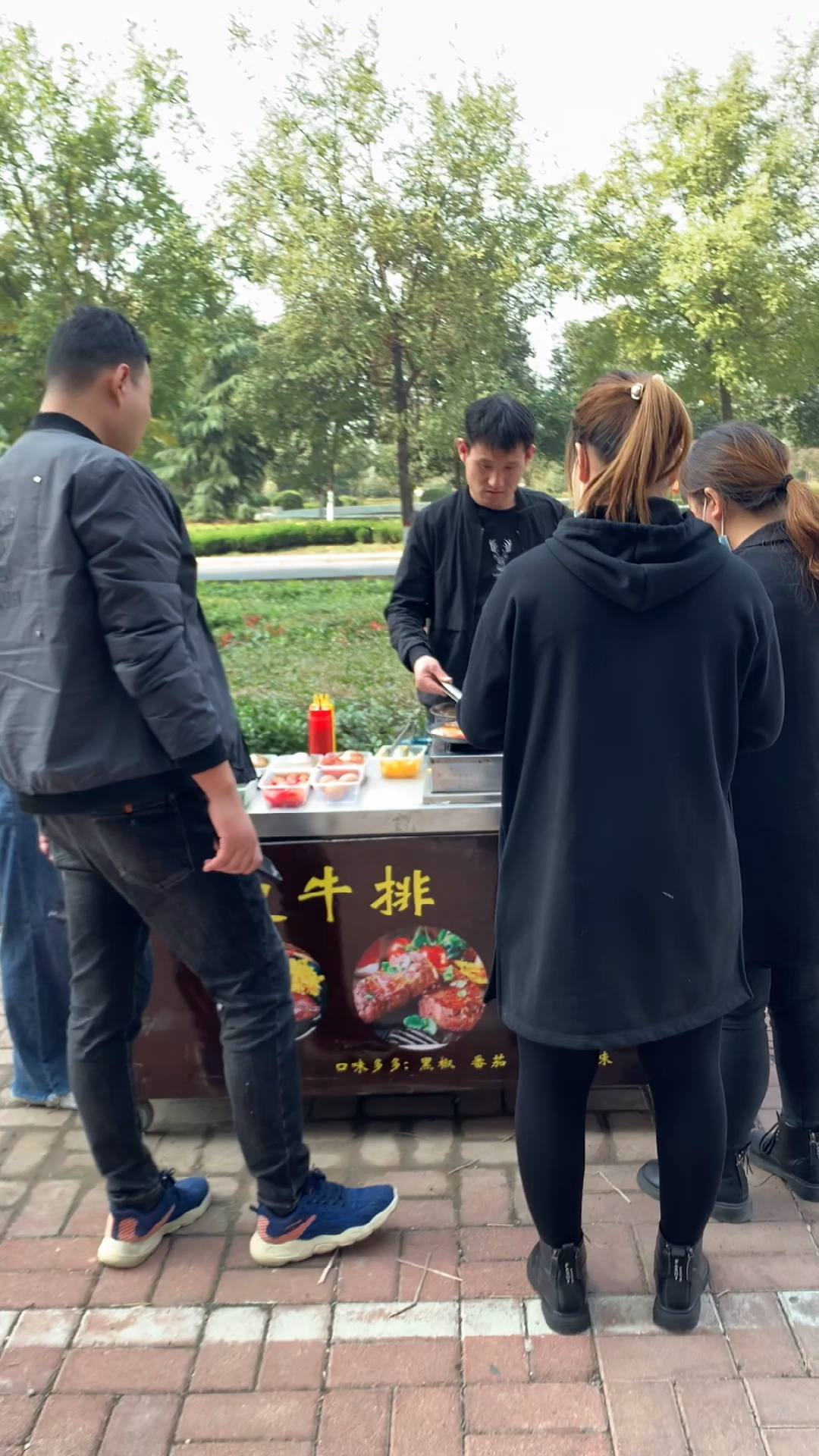 年后不想打工了,投资三千摆摊做街边牛排没想到每天排队忙不停一天300