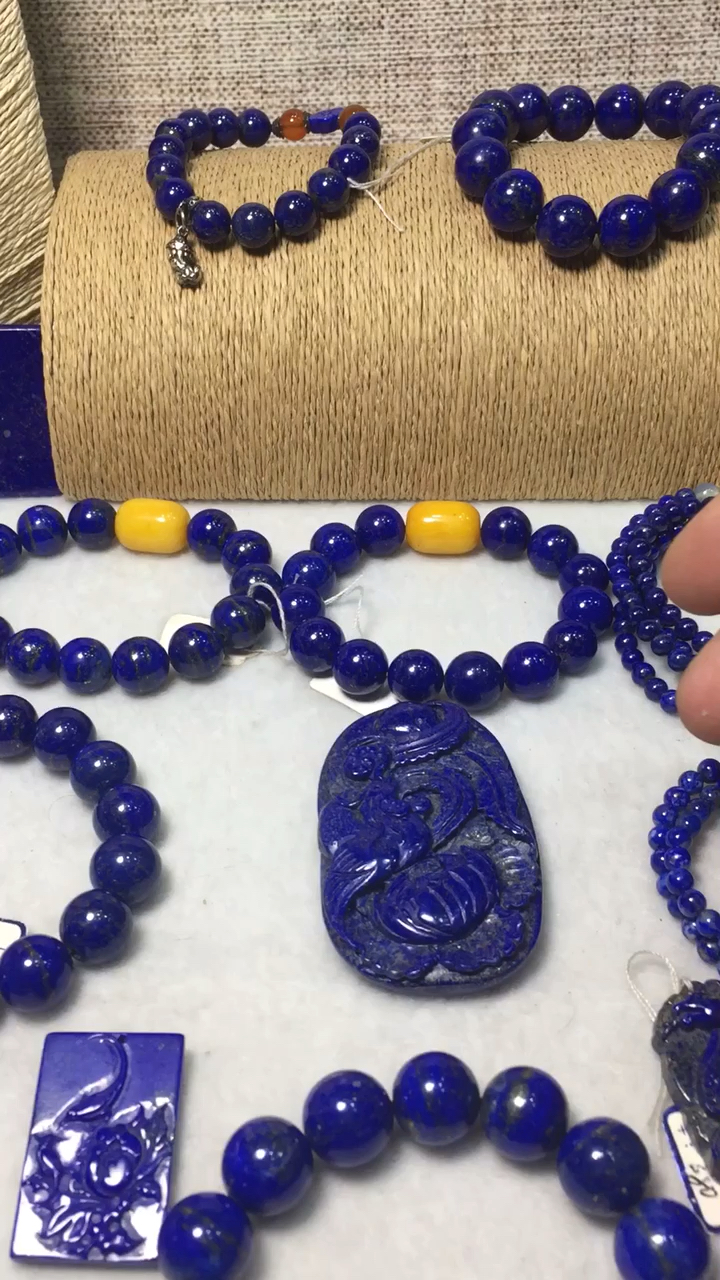 青金石手工雕刻挂件,天然无优化无染色,雕刻工整精细-度小视