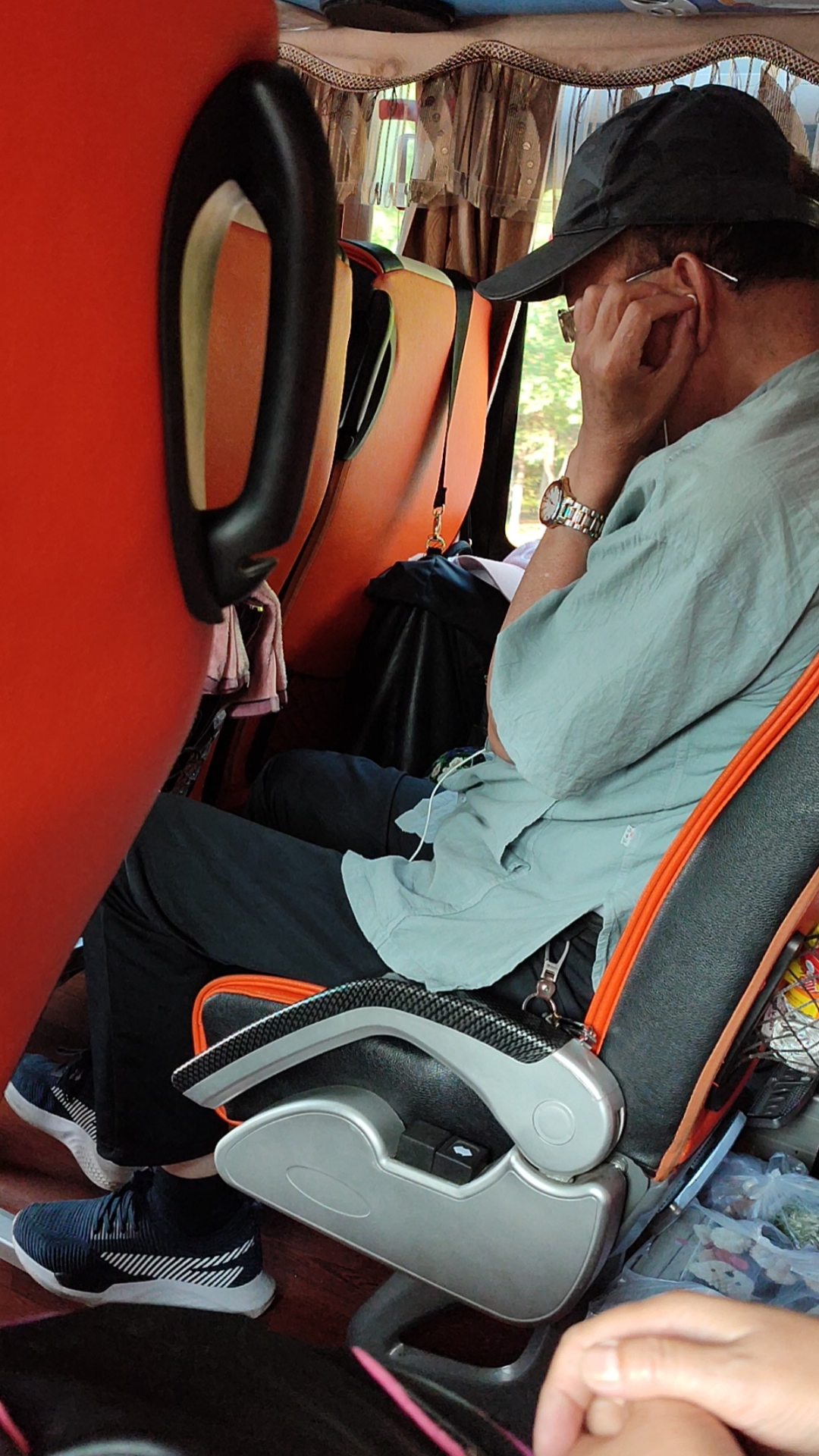 旅游大巴车上看到的这一幕.这位大爷带着耳机.