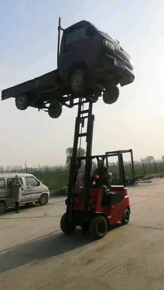 电动叉车.升高五米,三级门架.