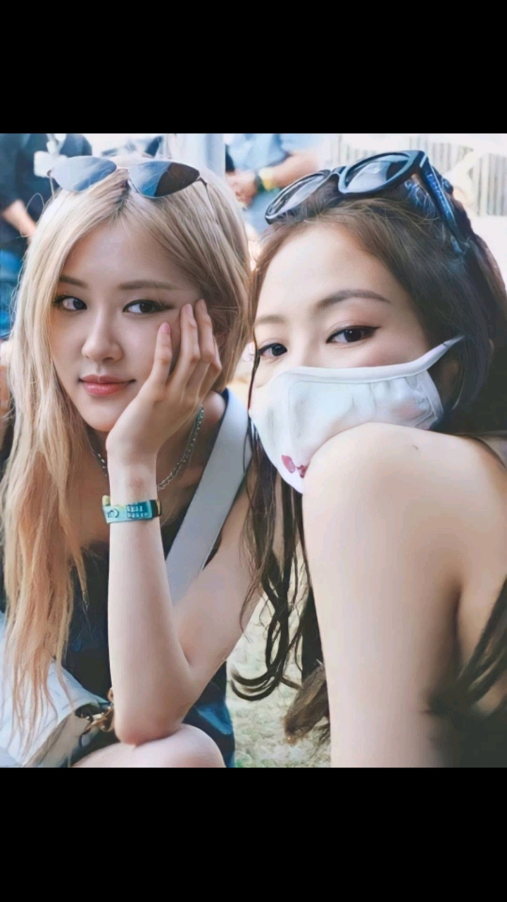 音为有你#rosé&jennie的合照rosé朴彩英和jennie金智妮的合影