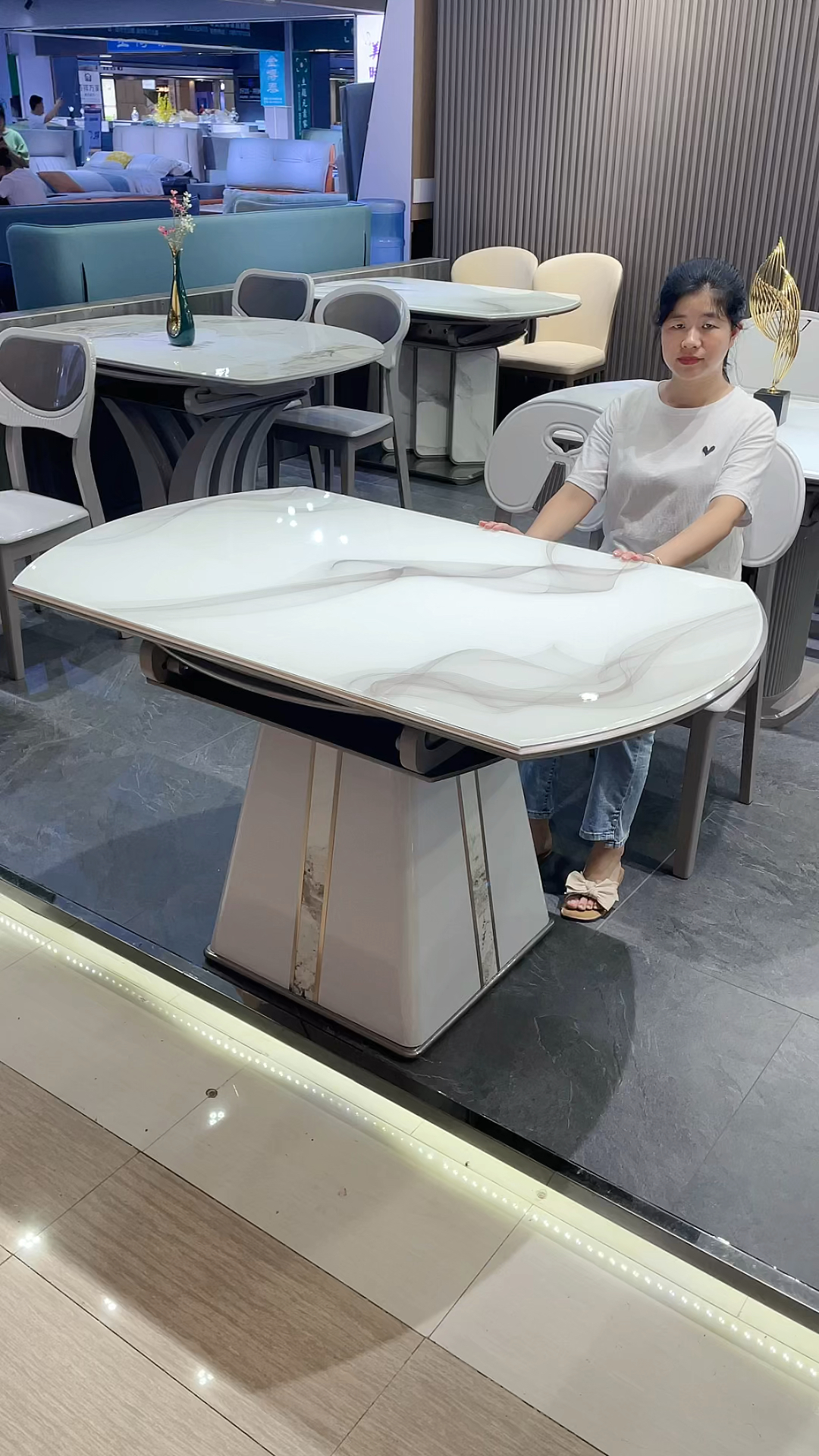 如果你家装修很时尚一定要选这款玉晶石餐桌好看实用