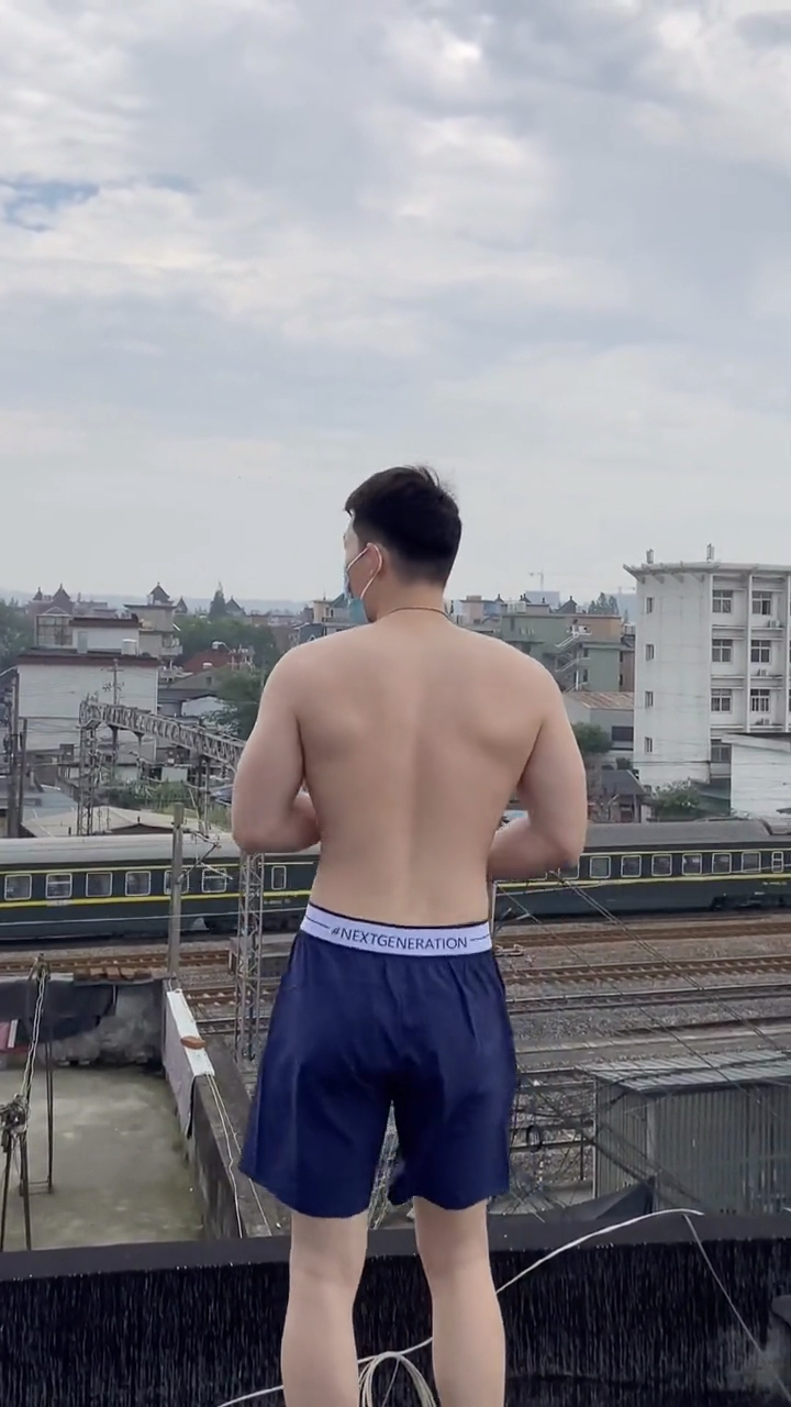 美女帅哥肌肉男跳舞也可以很可爱