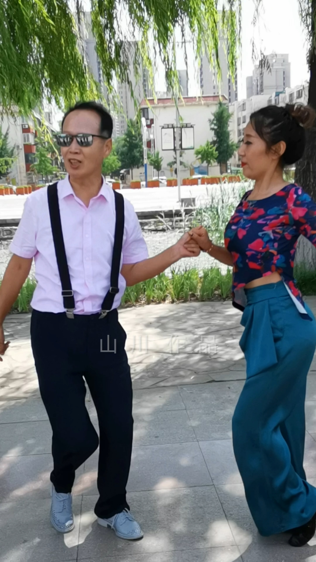 记录生活山川大叔和刘艳美女舞得真精彩