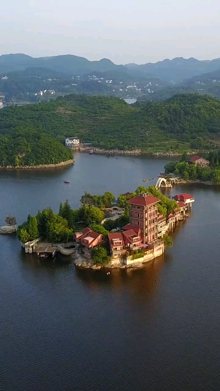带上全民去旅行#贵州百花湖有108个小岛,每个岛上都有房子,上岛需要