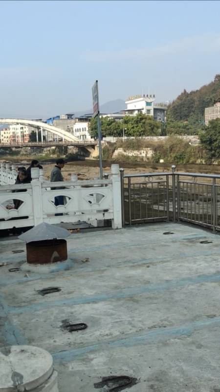 广场拍#这个是望谟县广场真是热闹的,来玩的不少.