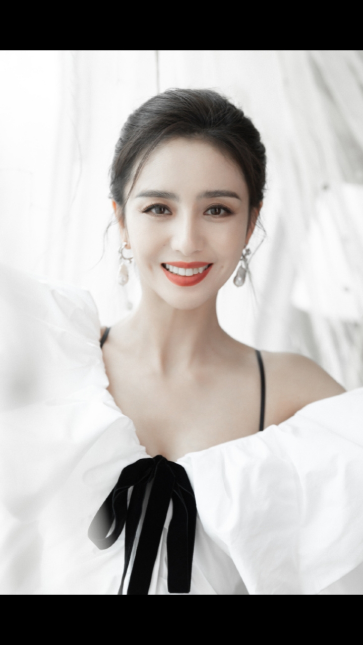 佟丽娅写真佟丽娅蝴蝶结连衣裙温婉动人写真