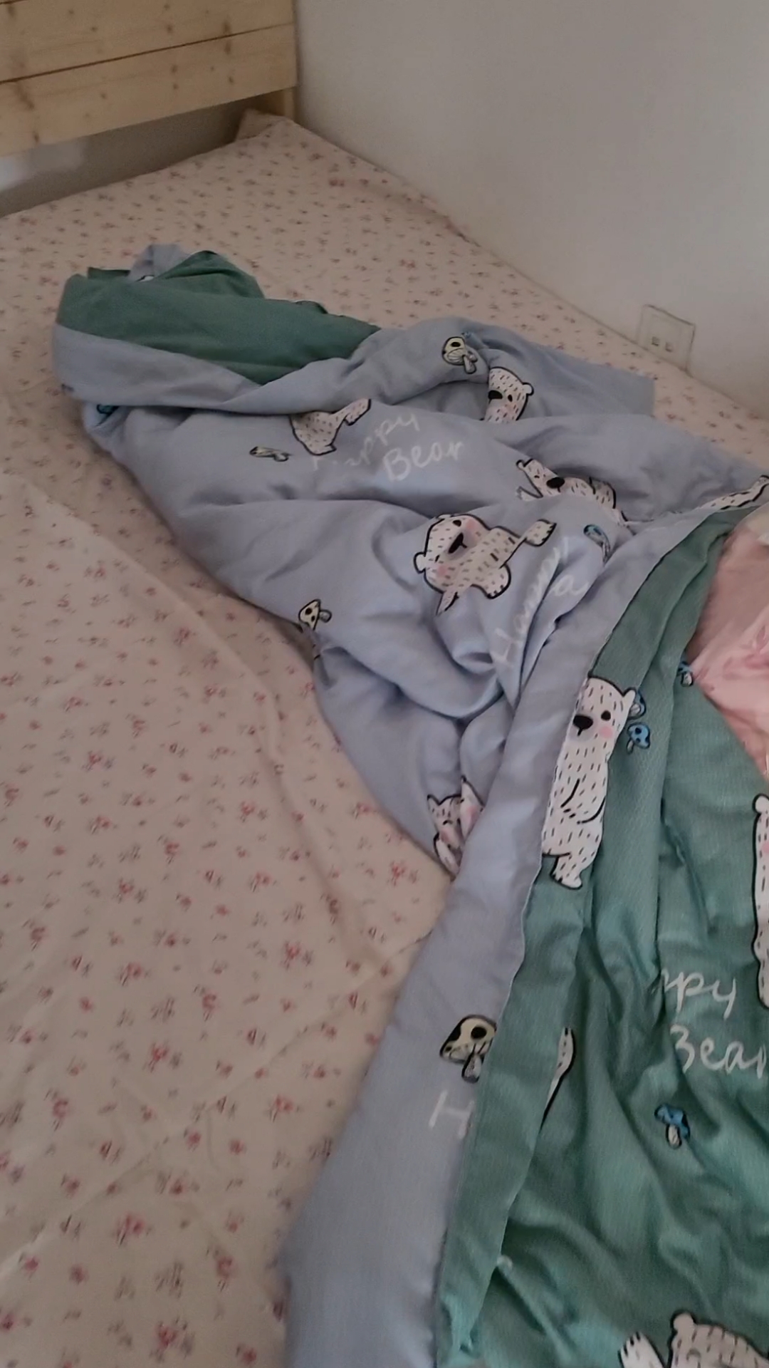 小小爱宠萌化你#自己钻被子里面睡觉,出不来了09090909-度小