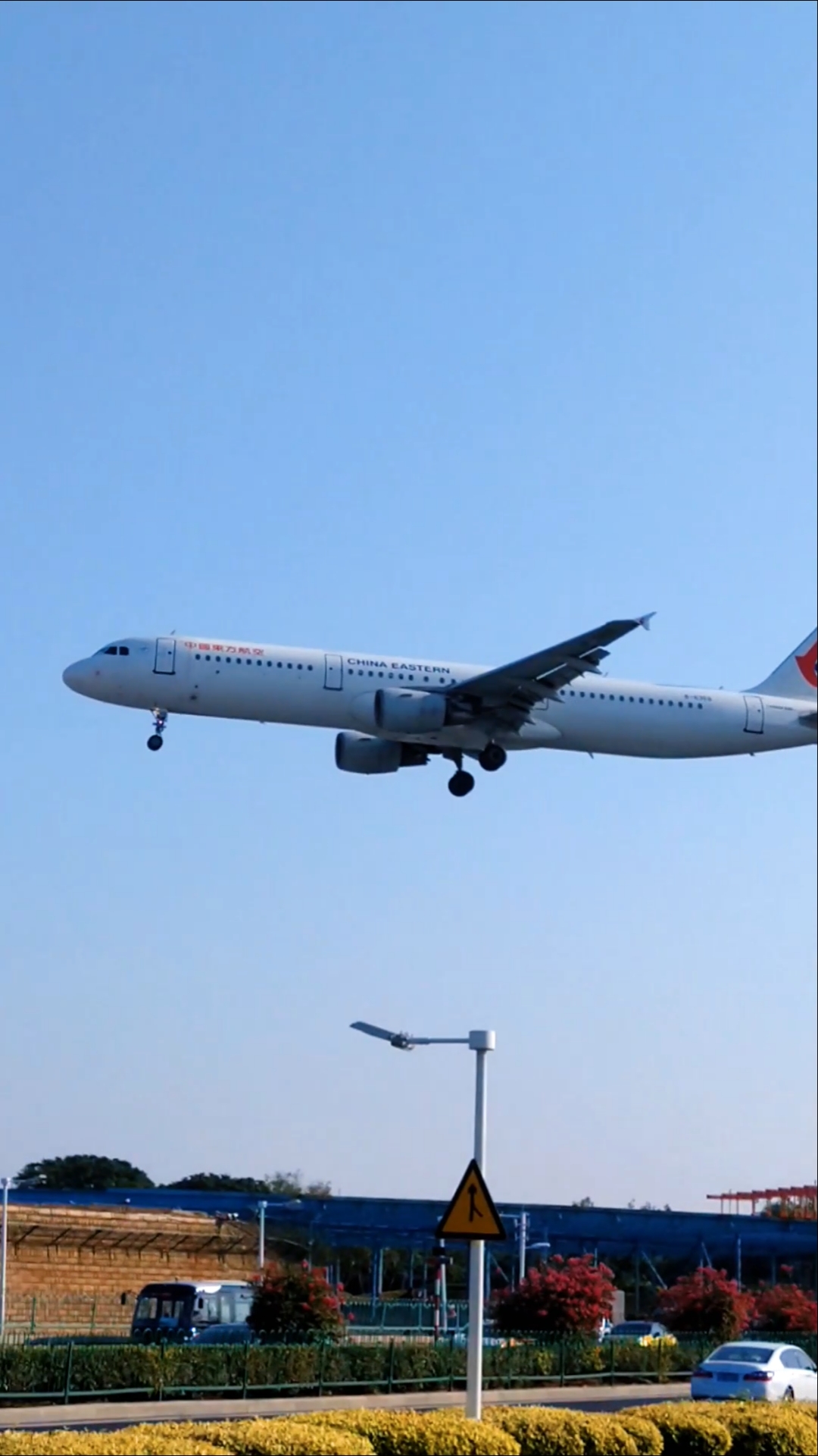 飞机#中国东方航空回来了,距离机场最近的城市.#飞机