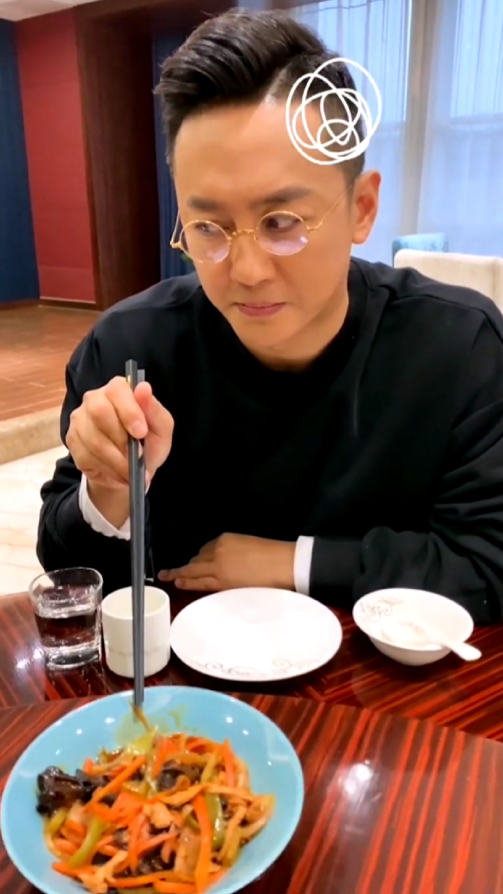 大明星#主持人程程!吃饭遇上转桌子