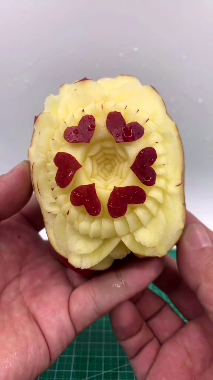 原来红苹果还可以这样子雕刻好看的,爱心苹果,你学会了嘛.