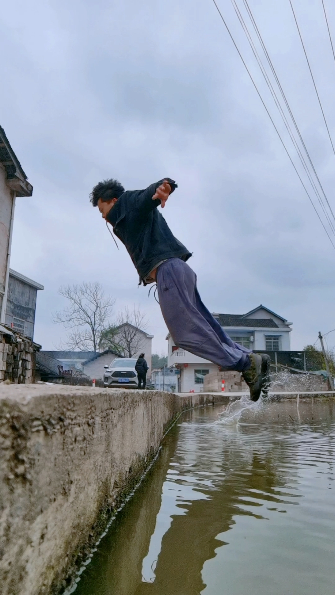 "蜻蜓点水"功夫从来不需要吹牛,只要符合科学原理,很多传说中的功夫