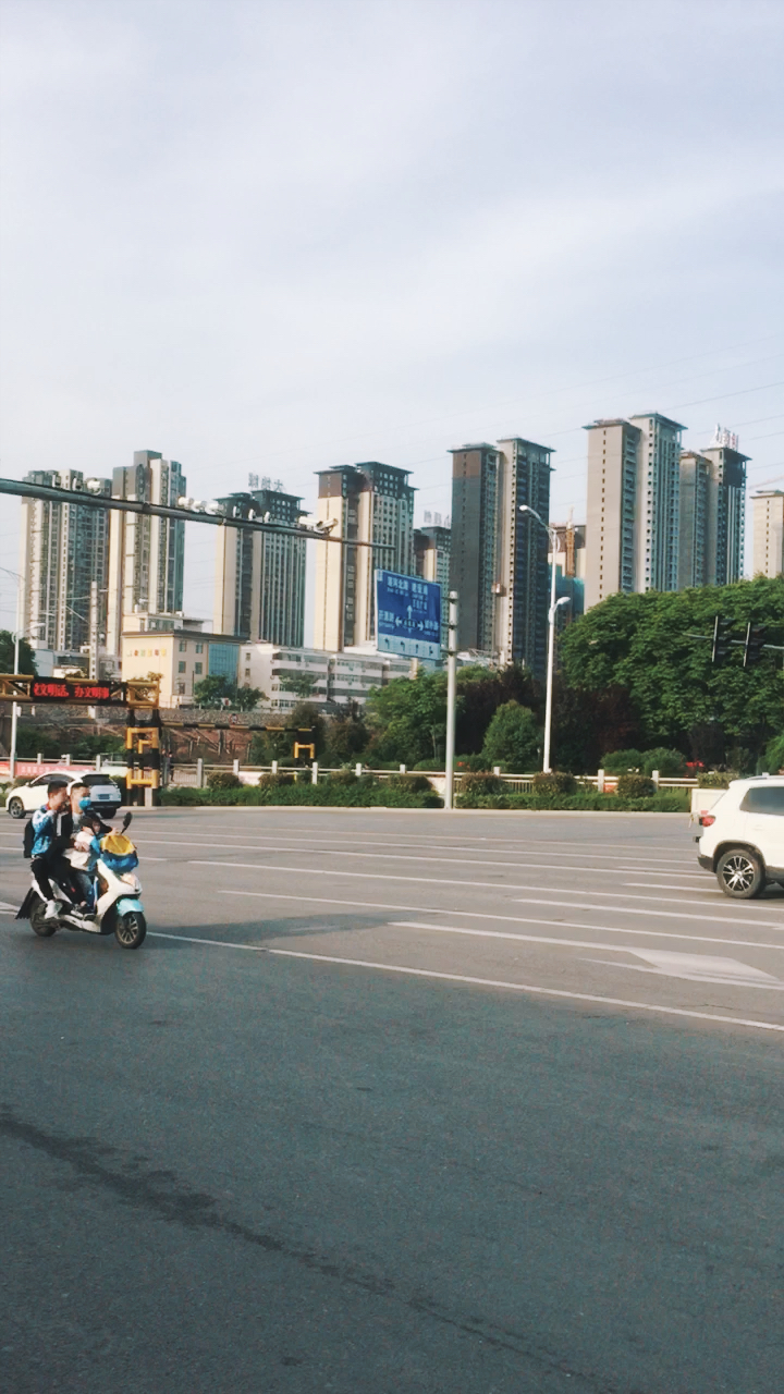 河南省印象#平顶山新华路中段街景-全民小视频