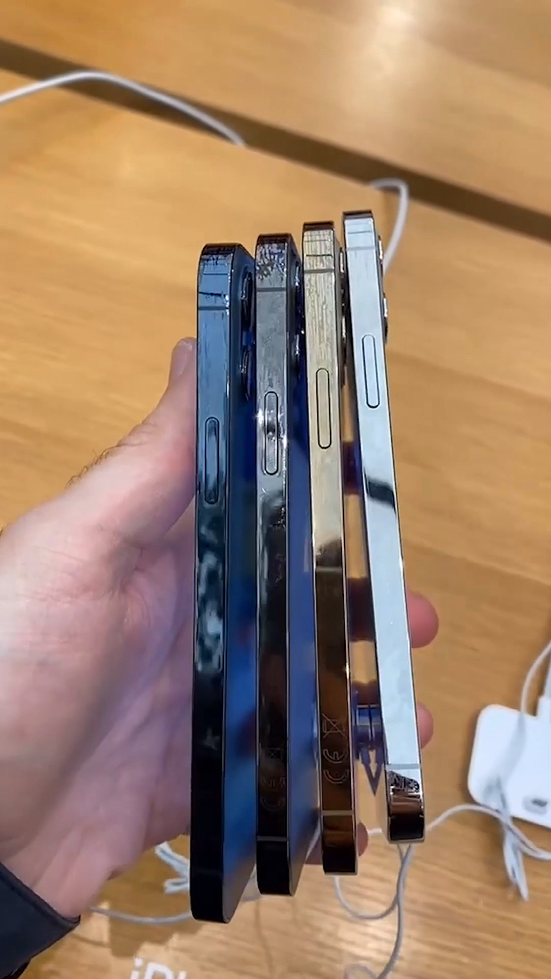 iphone12pro的不锈钢边框磨损率有多厉害,看看苹果零售店里经过万人摸