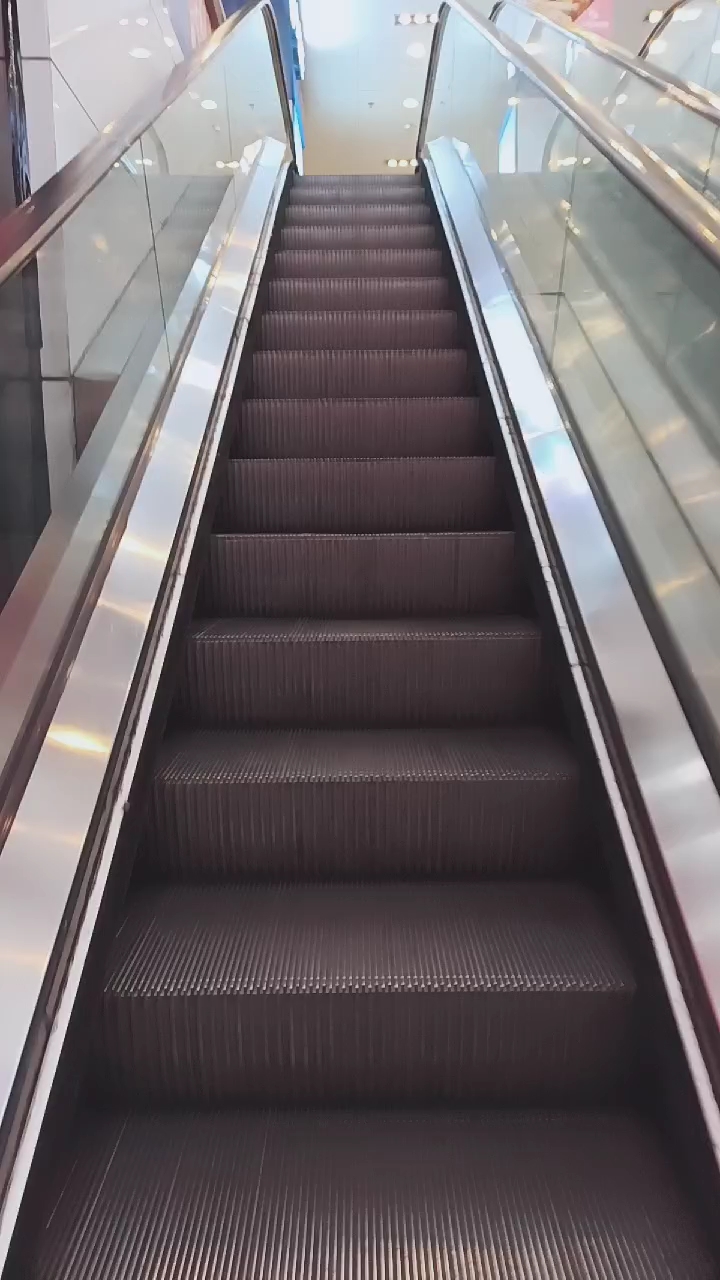 乡村生活#从华联地下商城上电梯来到与中信城市广场连接的出入口