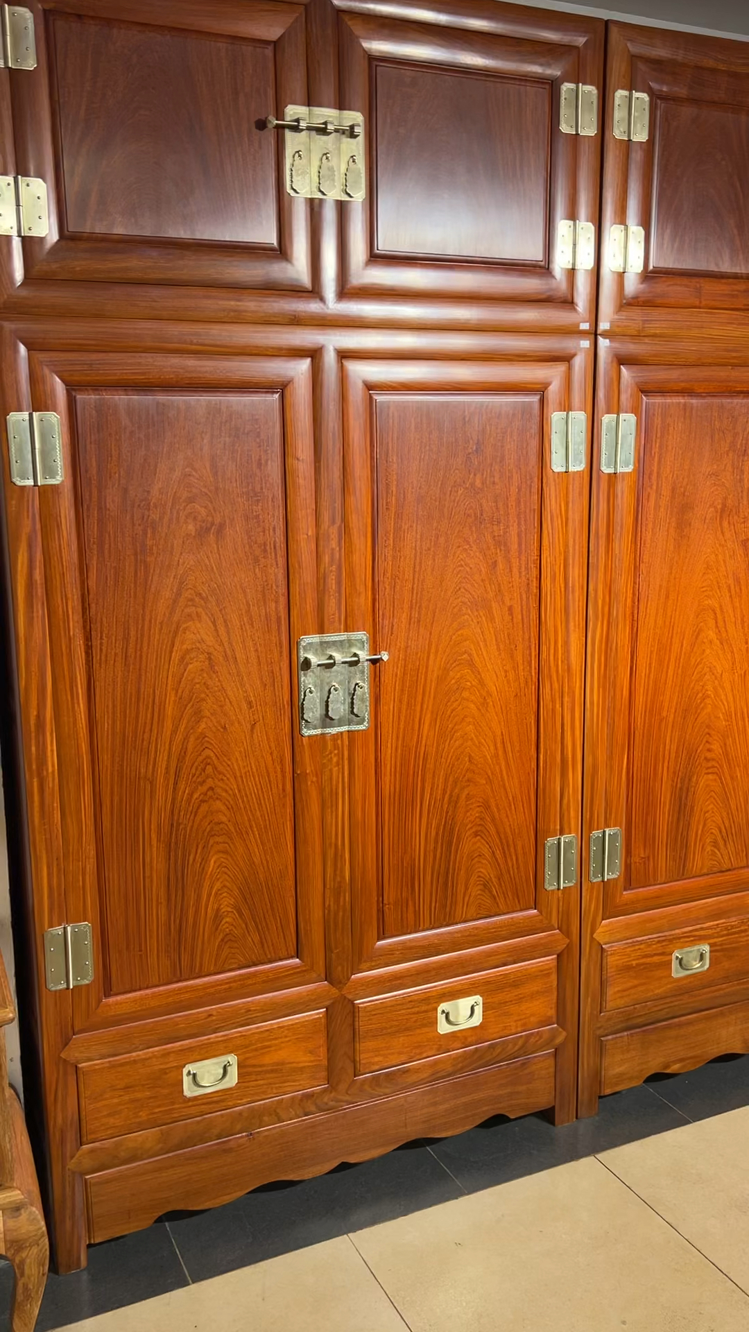 大果紫檀缅花独板八门顶箱柜