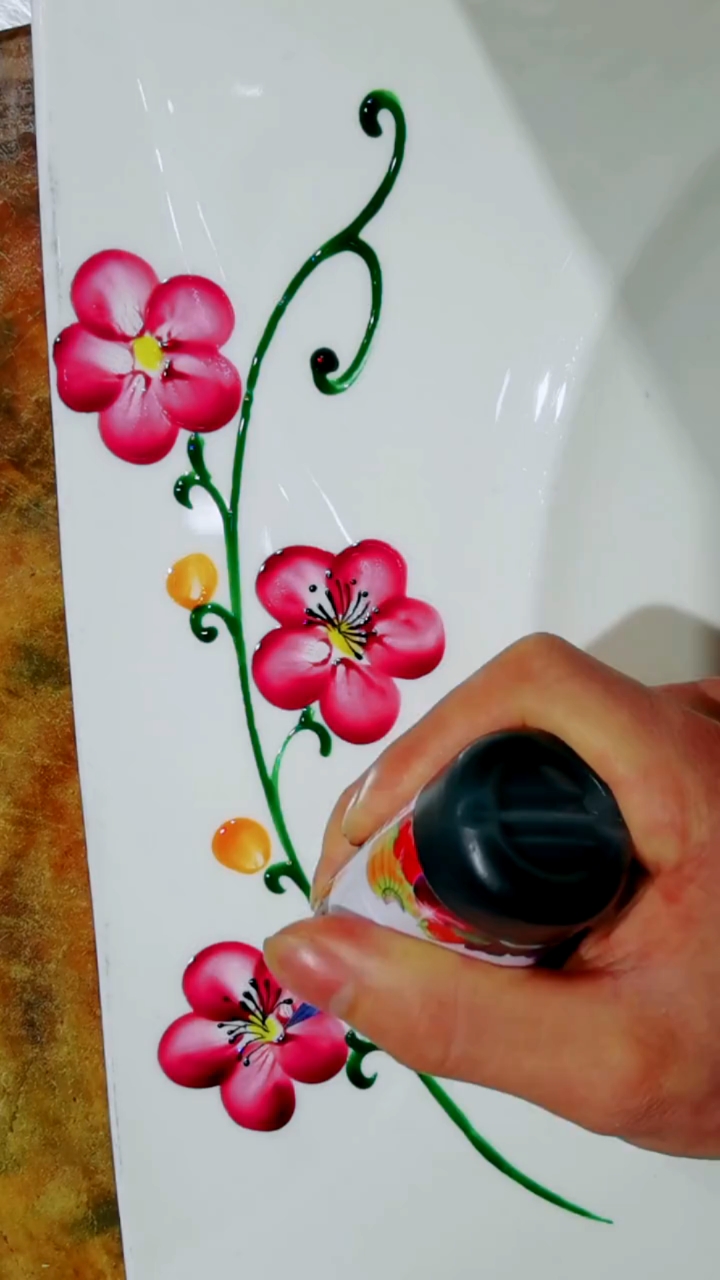 雕刻师画果酱画小花