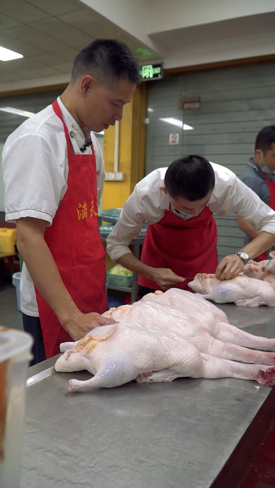 烧腊培训#脆皮烧鸭制作过程分享,实体店现场教学烧腊技术,徒弟自己