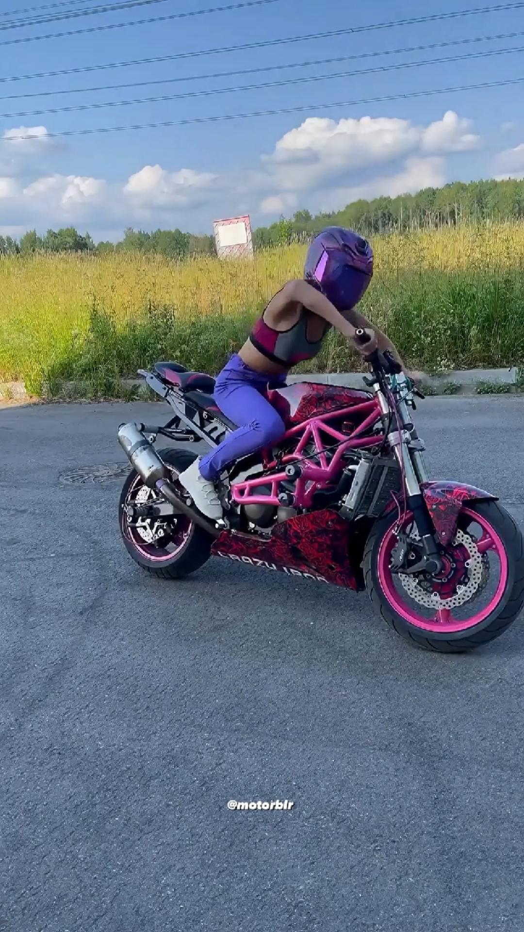摩托车酷酷的女生骑摩托车