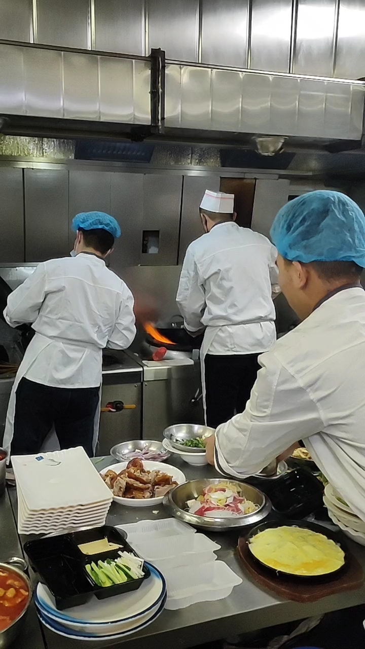 后厨工作要眼观六路耳听八方