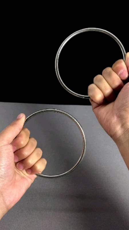 两根铁环瞬间穿越,这招练了八年,至今无人破解!