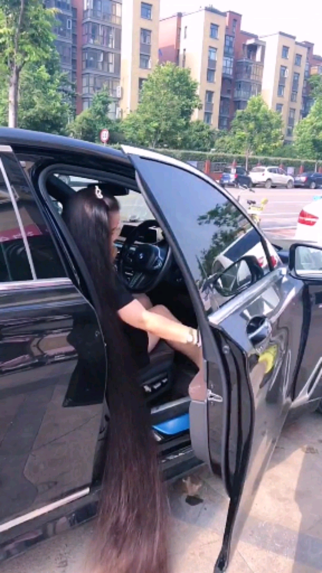 一米八的长发不白不掉,想剪了舍不得,不剪又容易卡车门里,真影响我开