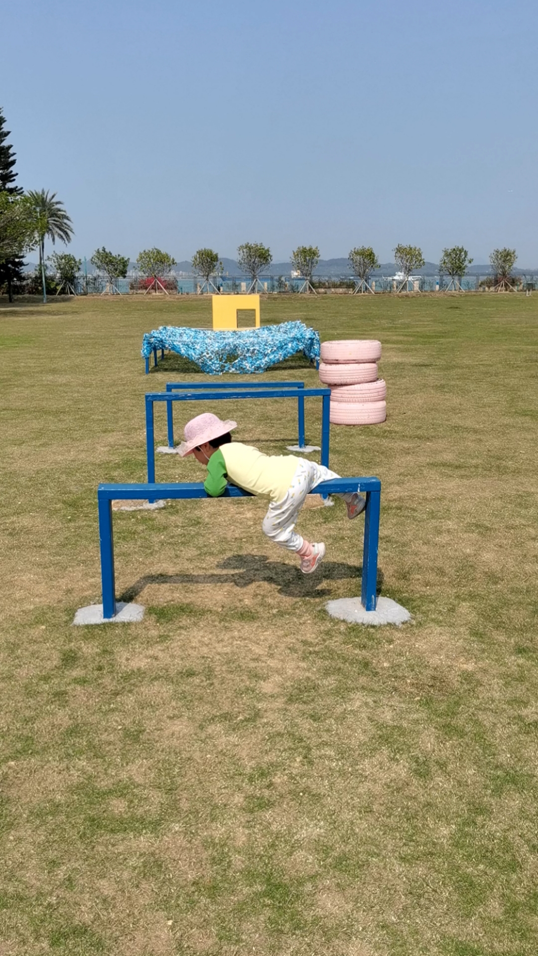 家有萌娃#翻越障碍